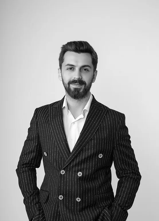 SocialArt kurucusu ve yönetmeni Celal Ünlü'nün siyah beyaz portresi