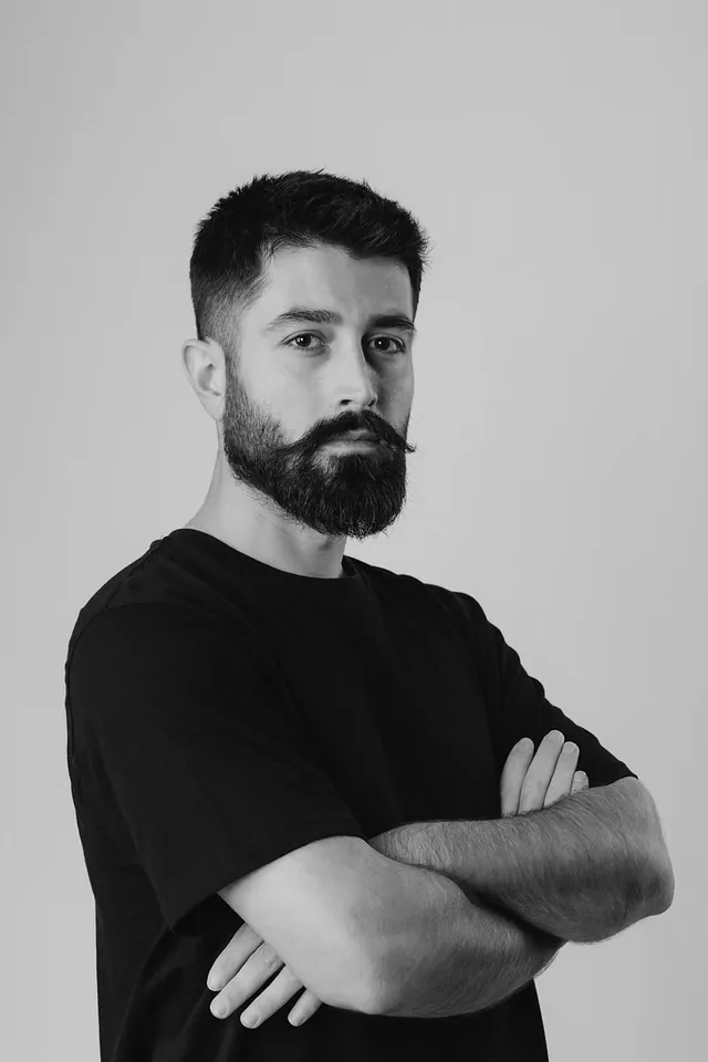 SocialArt kurucusu ve görüntü yönetmeni Ercan Özdemir'in siyah beyaz portresi