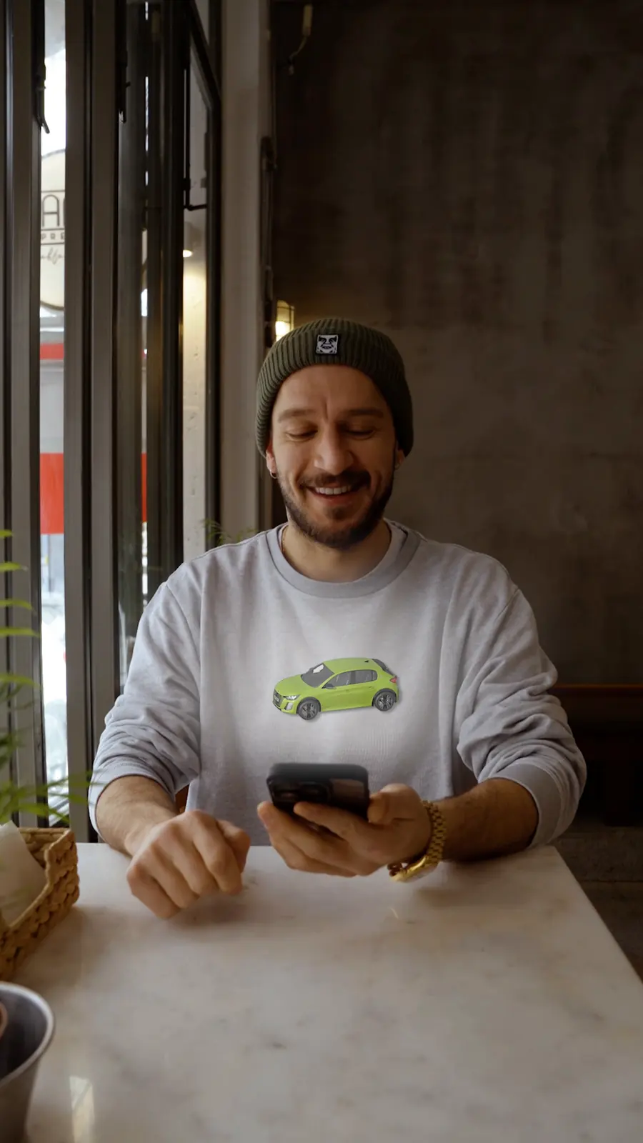 Telefondan çıkan Peugeot hologramı