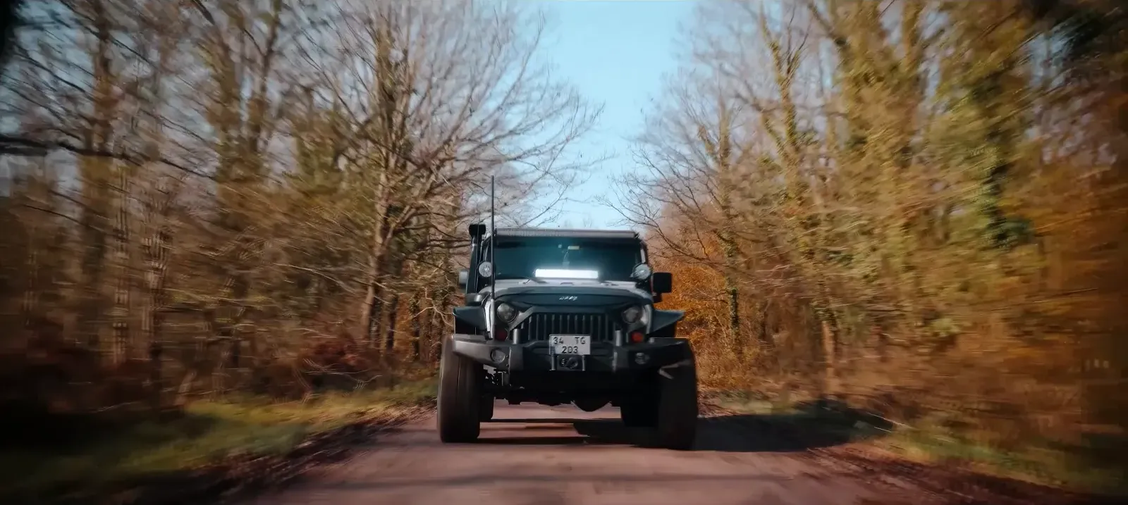 Jeep marka filmi, sonbahar ormanında araç